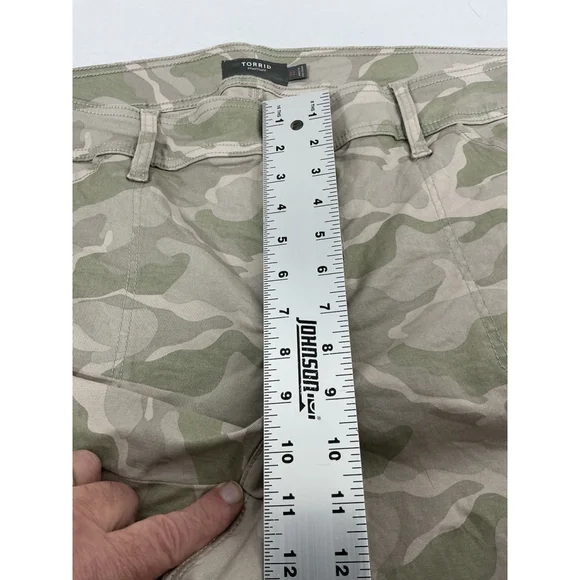 Womans Excellent Condition Torrid Camo Capri Jeans 22 Gray Beige Cuffs - Picture 7 of 9